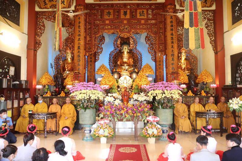 Vu lan Báo hiếu: Vu lan Báo hiếu là một ngày lễ quan trọng trong lịch sử Phật giáo, để tưởng nhớ và báo hiếu cho tất cả các đấng sinh thành đã chết. Trong ngày này, đạo hữu có thể đến các đền thờ, chùa để cầu nguyện và tưởng thưởng cho người thân trong gia đình đã mất.