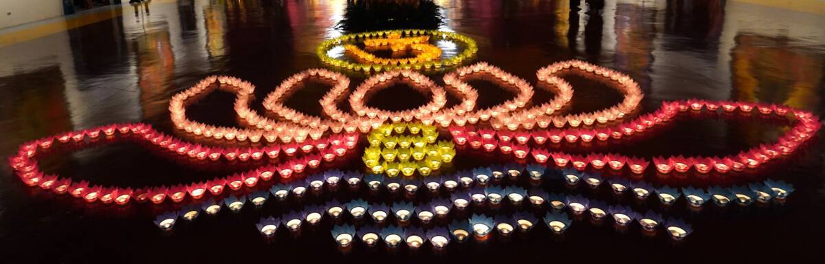 Những ngọn nến được thắp sáng để cầu nguyện cho các hương linh của những người tử nạn trong căn cc Khương Hạ - TX 