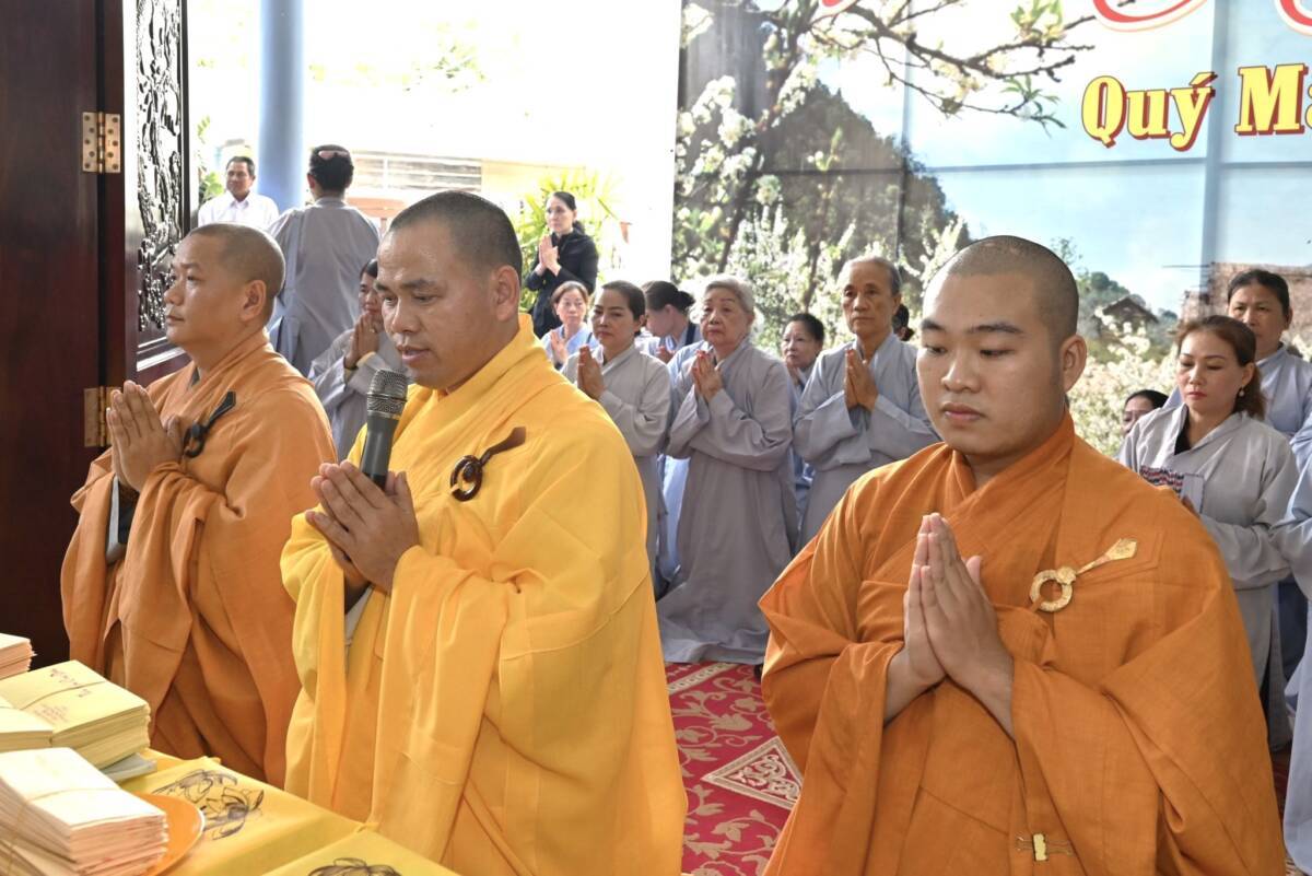 Thượng tọa Thích Thiện Thông, trụ trì chùa Liên Trì dâng lời cảm niệm cúng dường