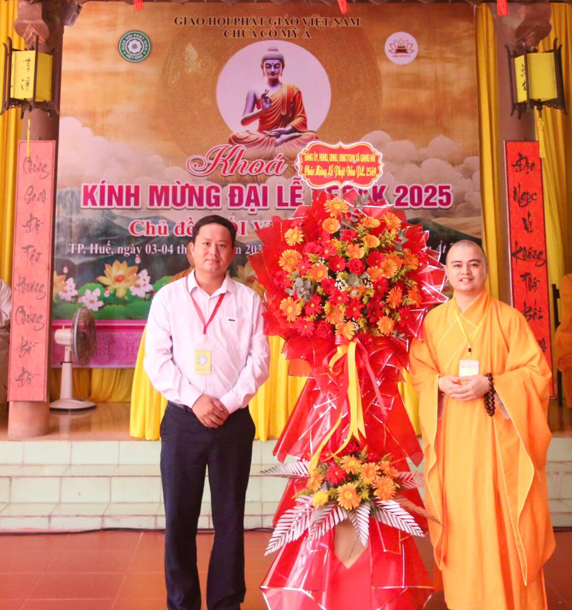 ông Nguyễn Võ Thành Ân, chủ tịch UBMTTQVN xã Giang Hải tặng hoa chúc mừng