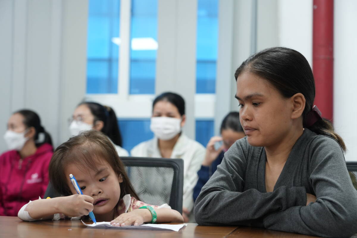Bé Ngọc và chị Diệu Hiền với niềm tin được thắp sáng