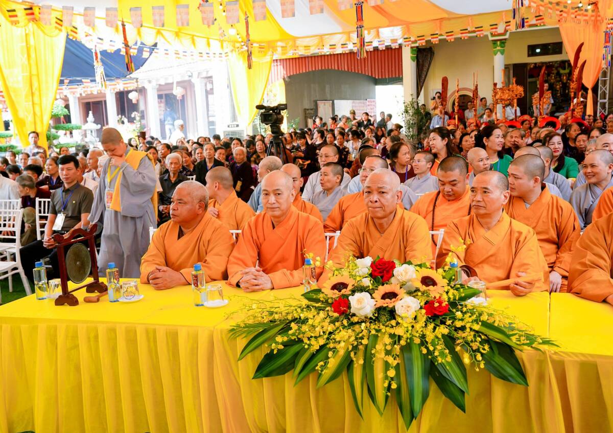 Qúy Chư tôn đức Tăng ni tham dự buổi lễ