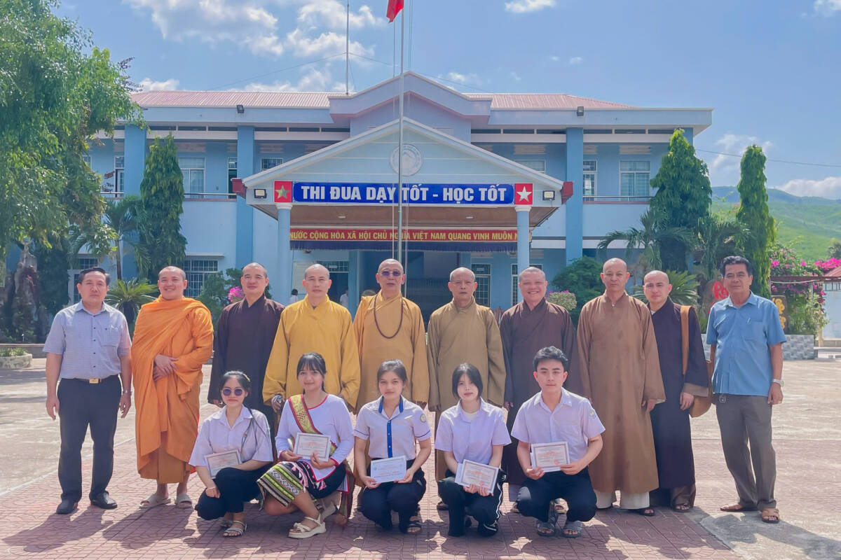 Ban Từ thiện xã hội GHPGVN tỉnh Gia Lai và Phân ban Phật tử dân tộc trung ương phát học bổng cho học sinh nghèo vượt khó